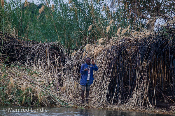 Land und Leute am Rand des Lower Zambezi Nationalparks